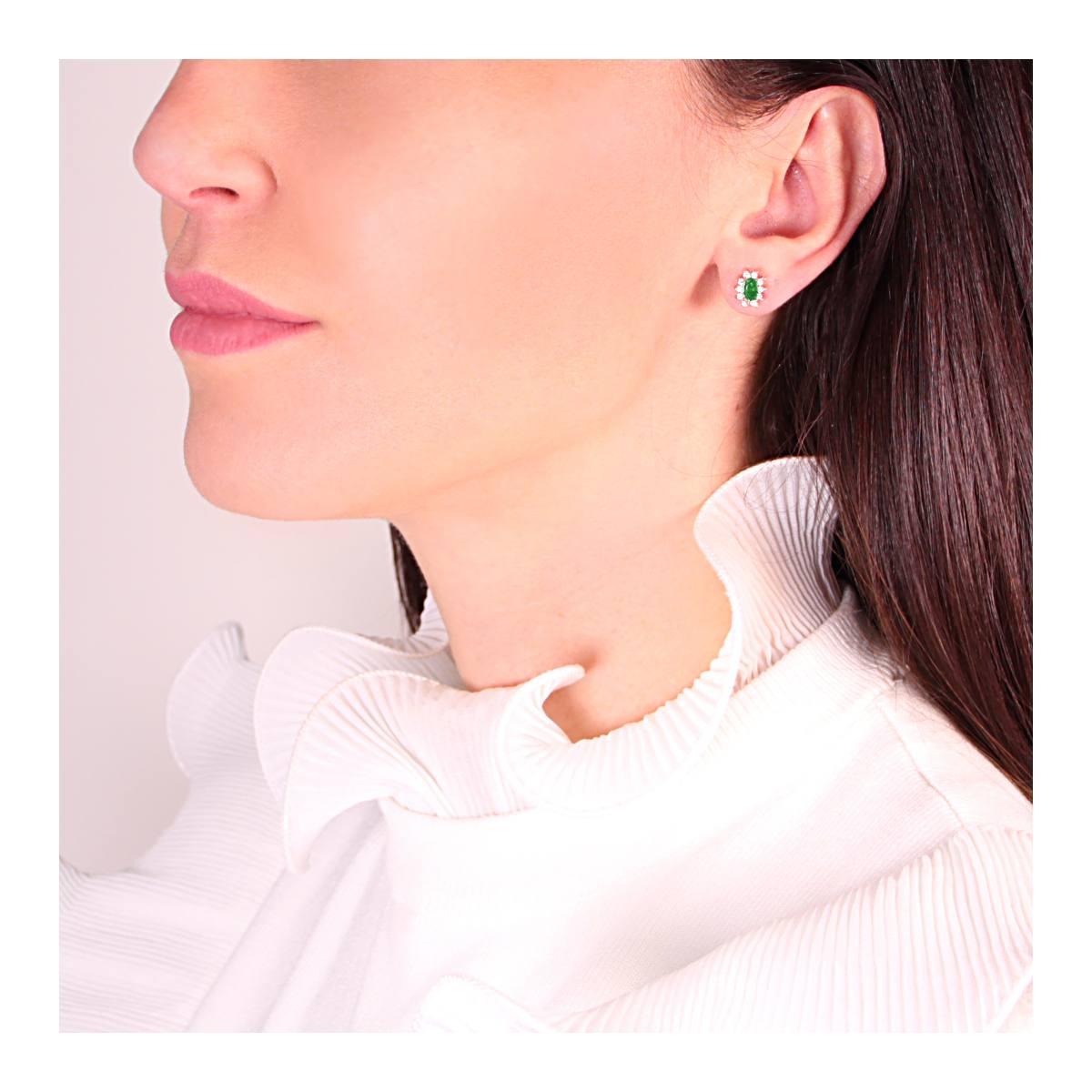 Orecchini con Zircone Ovale Verde Smeraldo contornato con Zirconi Bianchi in ARGENTO 925 Galvanica Rodio