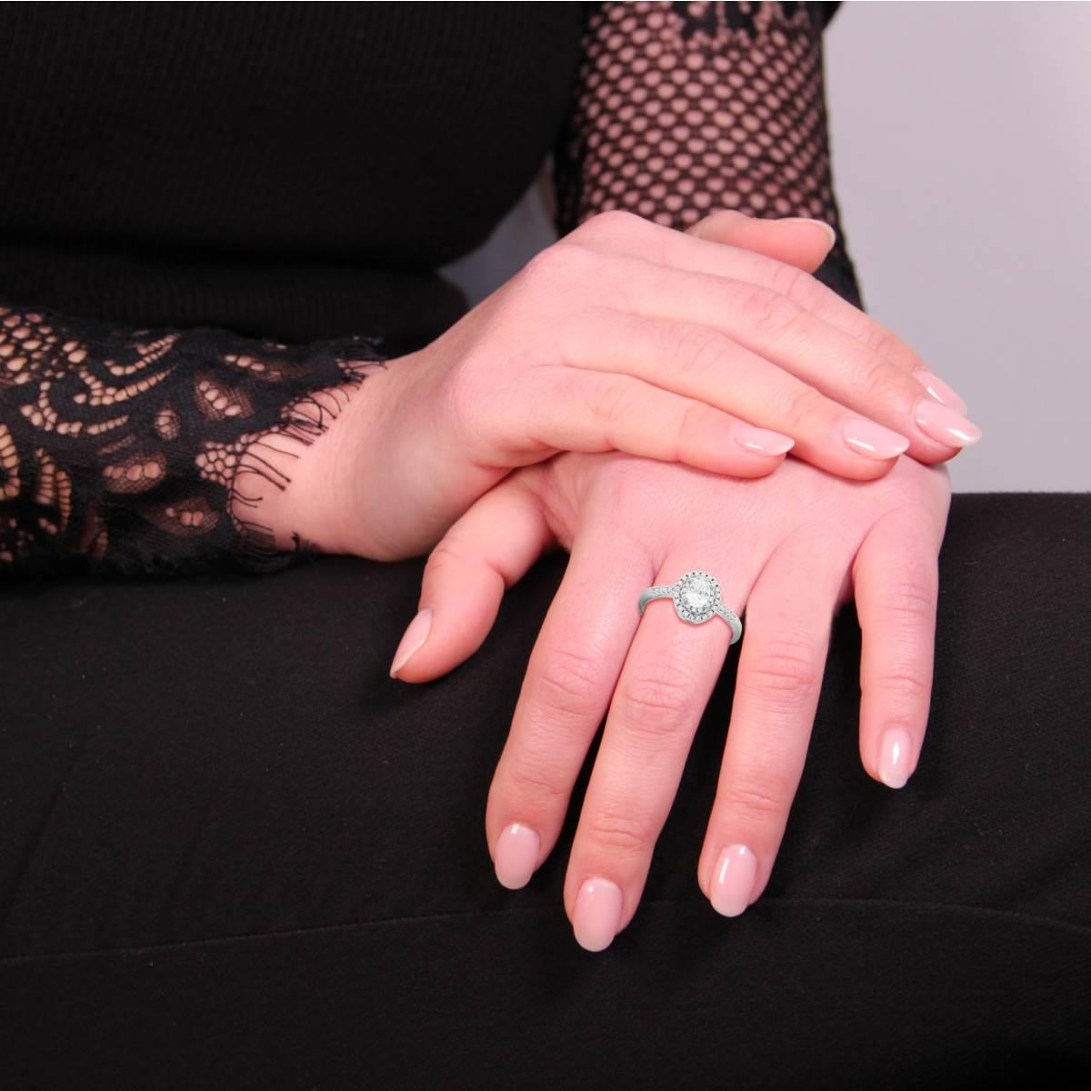 Anello Halo Solitario con Zircone Ovale Bianco contornato con Zirconi Bianchi in ARGENTO 925 Galvanica Rodio