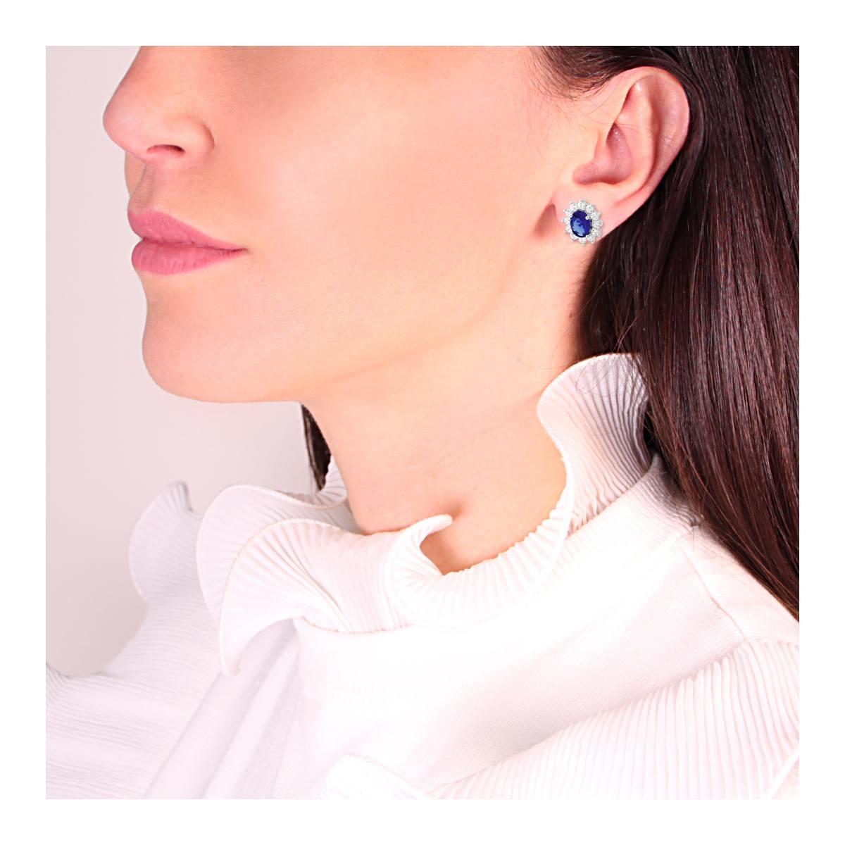 Orecchini Ovale Zircone Blu Zaffiro contornato da Zirconi Bianchi in ARGENTO 925 Galvanica Rodio