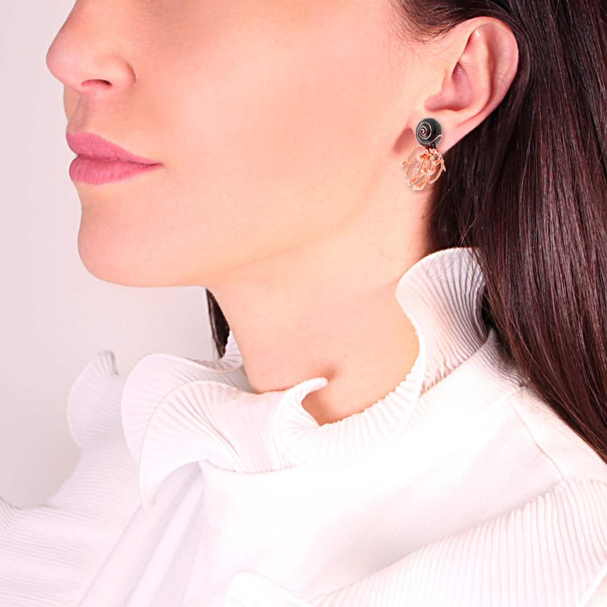 Orecchini Conchiglia e Corallo con Zirconi Bianchi e Smalto Nero in ARGENTO 925 Galvanica Rosa