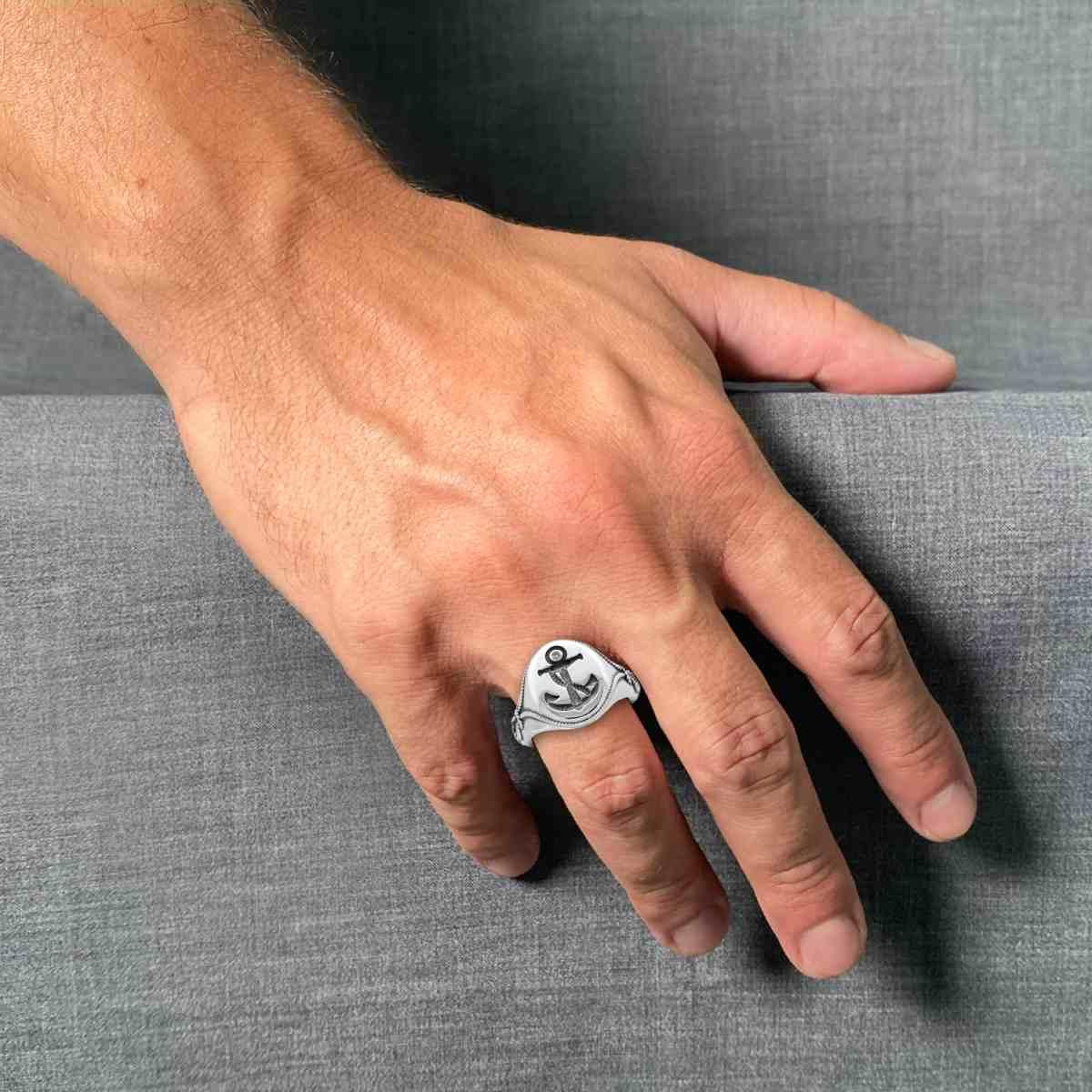 Anello Uomo Chevalier Ovale con Ancora e Zircone Bianco in ARGENTO 925 Galvanica Rodio Brunito