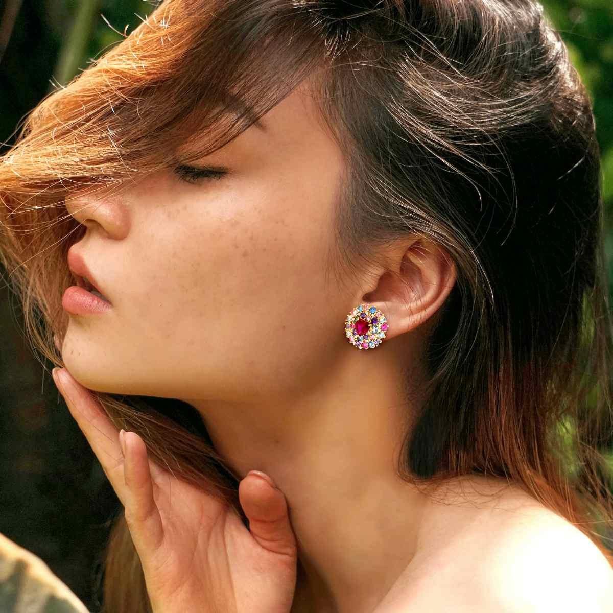 Orecchini Cuore Rosso Rubino contornato da Cubic Zirconia Multicolor in ARGENTO 925 Galvanica Oro